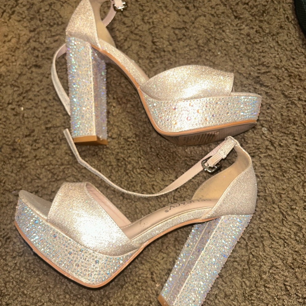 Elegant Glitter Platform Heels - Picture 2 of 2